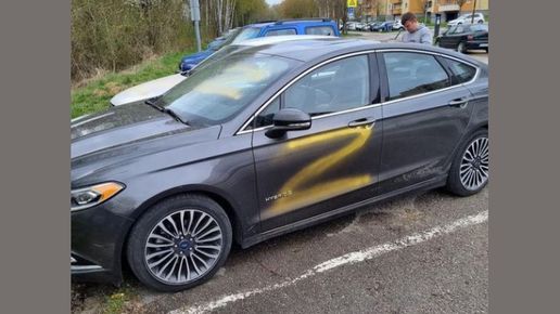 Na ukrajinský vůz namalovali v Trenčíně ruský symbol Z
